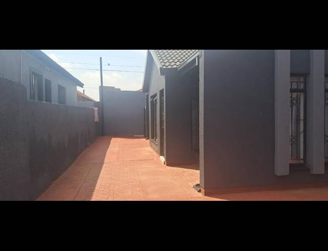 3 BEDROOM HOUSE FOR SALE IN PROTEA NORTH